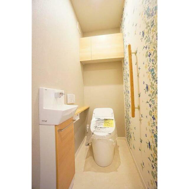 【トイレ】　温水洗浄機能付き　収納棚付き・手洗い付き