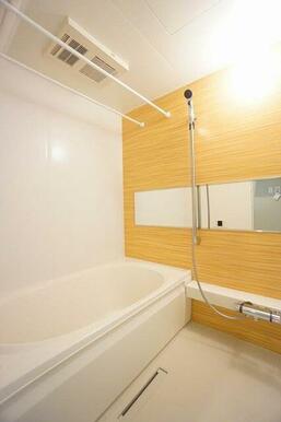 【浴室】アクセントパネルがオシャレな浴室　浴室換気乾燥暖房機設置、追い焚き機能、シャワースライド仕…