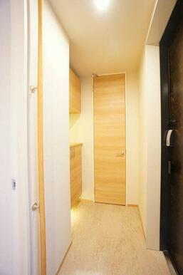 【玄関】セパレイトタイプのシューズクローゼット・手摺付き