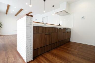 空間に溶け込むデザインで清潔感のあるキッチンは、ビルトイン食洗器を備えています。