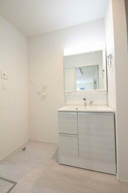 三面鏡の中には収納スペースがあります