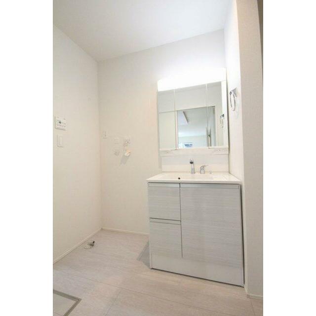 三面鏡の中には収納スペースがあります