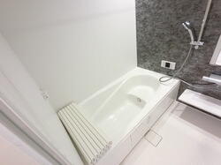 浴室換気乾燥機付き一坪タイプの浴槽です。