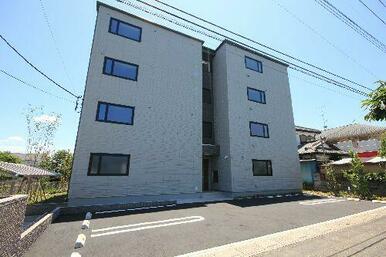 【外観】４階建てのシャーメゾン。高級感溢れる佇まいがご入居者様を迎えます。