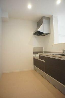 【キッチン】吊戸棚のないオープンカウンターキッチンは開放的で明るく、テレビを見ながらや会話を楽しみ…