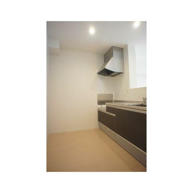 【キッチン】吊戸棚のないオープンカウンターキッチンは開放的で明るく、テレビを見ながらや会話を楽しみ…