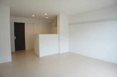 【ＬＤＫ】ご家族のコミュニケーション空間のリビング＆ダイニングは、開放的なオープンカウンターキッチ…