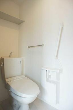 【トイレ】今や老若男女に必須アイテムの温水洗浄便座です！冬の寒い時期には大活躍♪上部には収納棚があ…