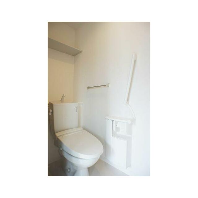 【トイレ】今や老若男女に必須アイテムの温水洗浄便座です！冬の寒い時期には大活躍♪上部には収納棚があ…