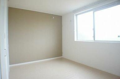 【洋室】一面だけ壁の色を変えたアクセントクロスがおしゃれな洋室です！壁に取り付けてある化粧幕板（レ…