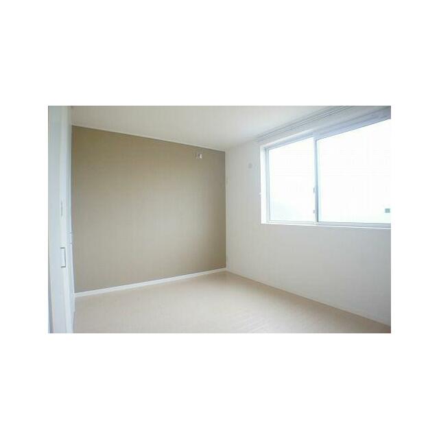 【洋室】一面だけ壁の色を変えたアクセントクロスがおしゃれな洋室です！壁に取り付けてある化粧幕板（レ…