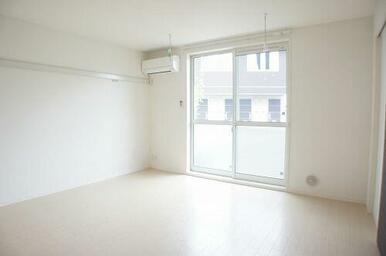 【ＬＤＫ】南側の大きな掃きだし窓から明るい陽射しが降りそそぎ、風がそよぐ快適な空間です◎もちろん冷…