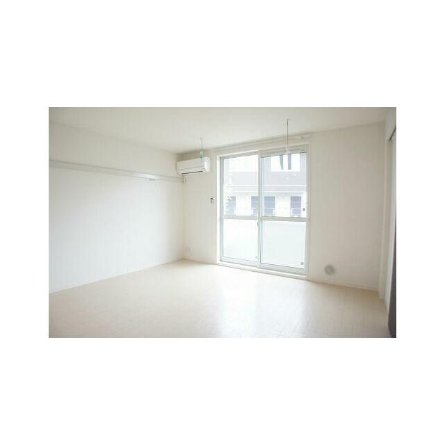 【ＬＤＫ】南側の大きな掃きだし窓から明るい陽射しが降りそそぎ、風がそよぐ快適な空間です◎もちろん冷…