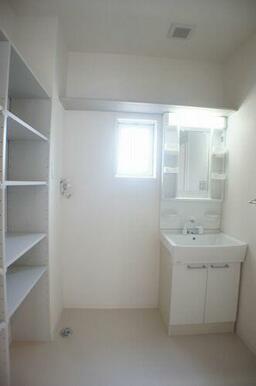 【洗面所】とても便利な洗髪洗面化粧台は今や必須アイテム！上部には収納棚があって、日用品の買いだめ等…