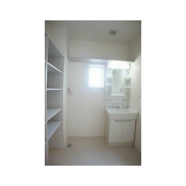 【洗面所】とても便利な洗髪洗面化粧台は今や必須アイテム！上部には収納棚があって、日用品の買いだめ等…