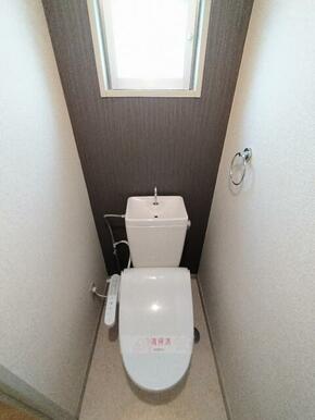 温水洗浄便座付きのトイレ