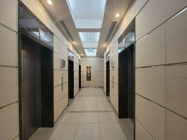 【エレベーターホール】白と黒を基調とした作りでシックでエレガントな空間です。