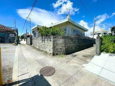 こちらのT路地を曲がった先にあります。