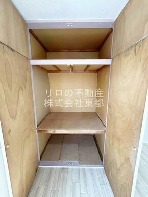 間口・奥行もある収納なのでカラーボックス等でアレンジ可能☆