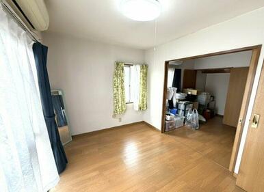 2面採光で明るさを確保した洋室。隣室とつなげて広く使うこともでき、ライフスタイルに合わせた使い方が可