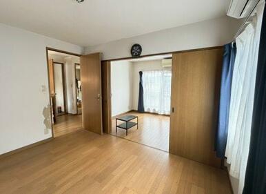 引き戸で仕切れる続き間タイプの洋室。家族構成に応じて一体利用や個室利用が可能です。バルコニーに面した