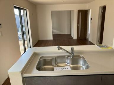 料理しながらリビングに目配せしやすいカウンターキッチンは子育て世代や介護中のご家庭にもおすすめ（1号棟）