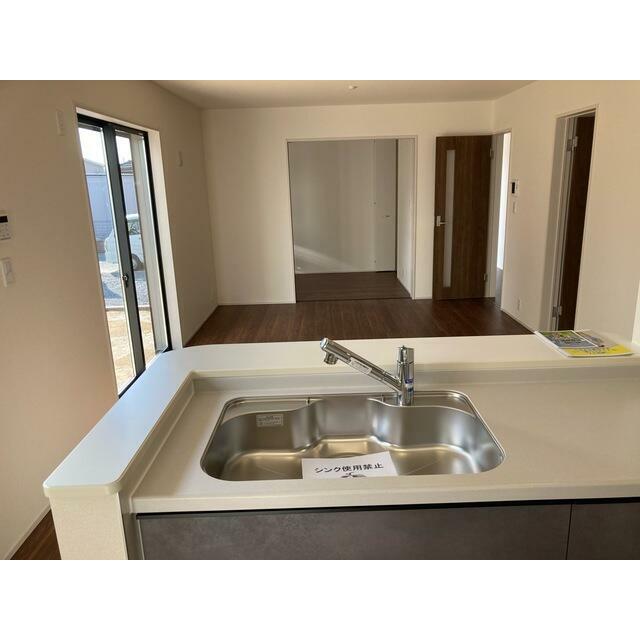 料理しながらリビングに目配せしやすいカウンターキッチンは子育て世代や介護中のご家庭にもおすすめ（1号棟）