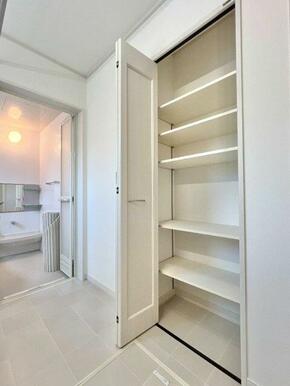 洗面所には日用品を収納できるスパース有り