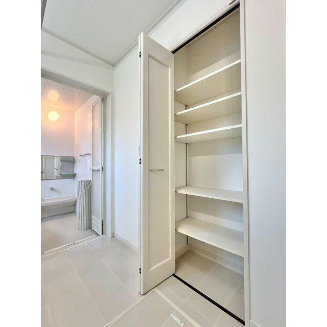 洗面所には日用品を収納できるスパース有り