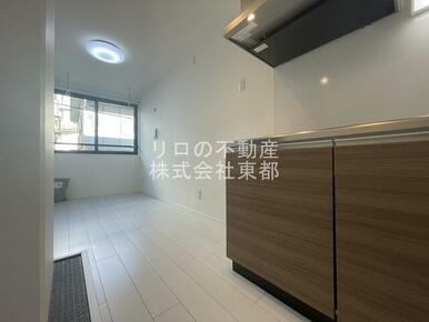 ダイニングテーブルを置いたり自由にレイアウトできます☆