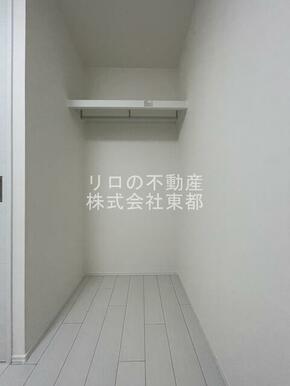 ロングコート・ワンピースがかけられる縦長収納です！