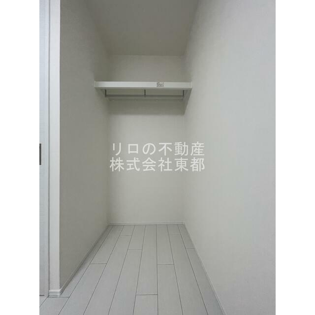 ロングコート・ワンピースがかけられる縦長収納です！
