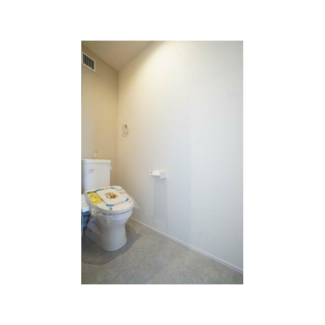 2階にもトイレ設置！2階はタンク有にすることで非常時にも使用できるようになっています。※類似物件の参考画像です。