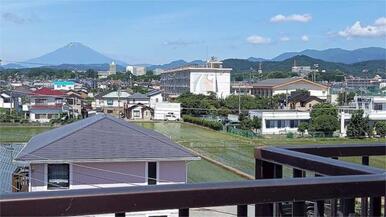 屋上から望む富士山（天候による）