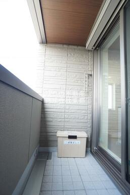 バルコニーがあるので洗濯物を太陽の下で干すことができます♪