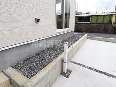 駐車場に水栓ついています