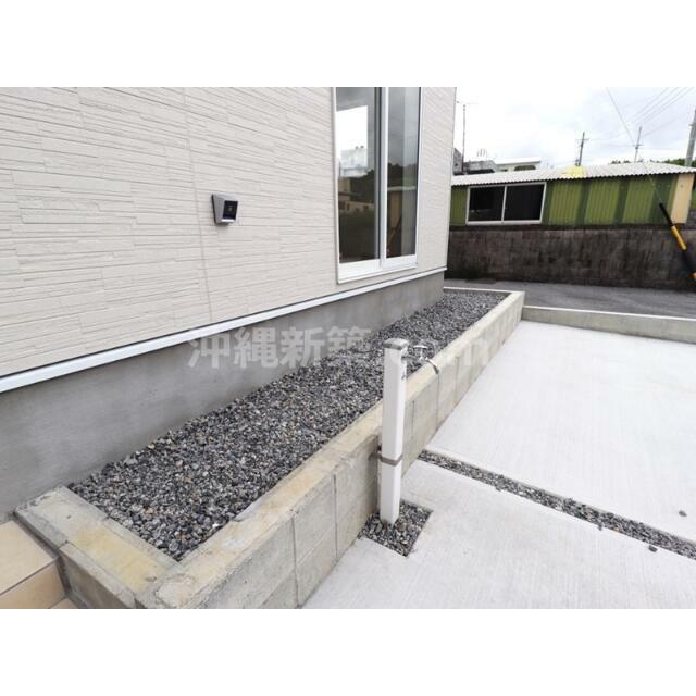 駐車場に水栓ついています