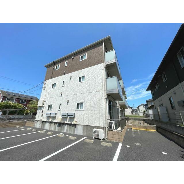 敷地内舗装駐車場、別途契約月額３，３００円（税込）