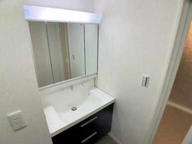 「洗面脱衣室」新品交換済みの洗面台は人気の三面鏡タイプです。