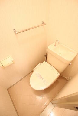 温水洗浄機能付の便座です♪トイレ上部には棚もござます♪