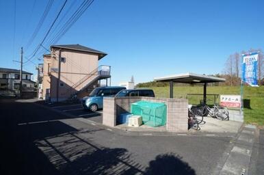 敷地内駐車場4台・入居者専用ゴミ置場・屋根付き駐輪場。