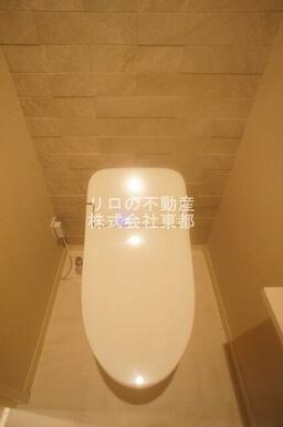 白基調で清潔感のあるトイレです♪
