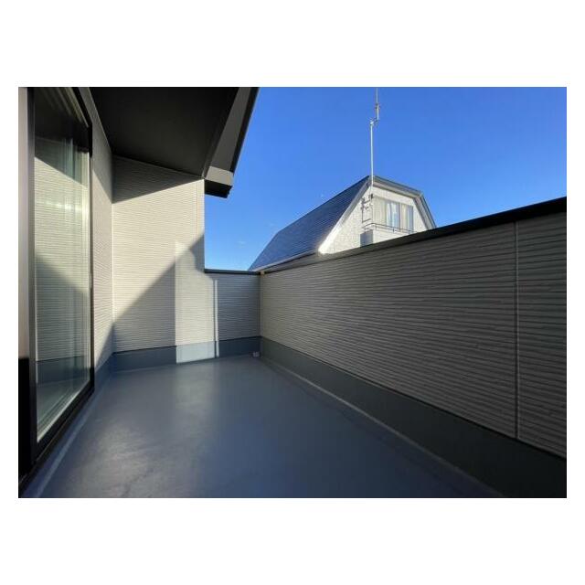 バルコニーは洗濯物や布団が干せる十分な広さです＾＾