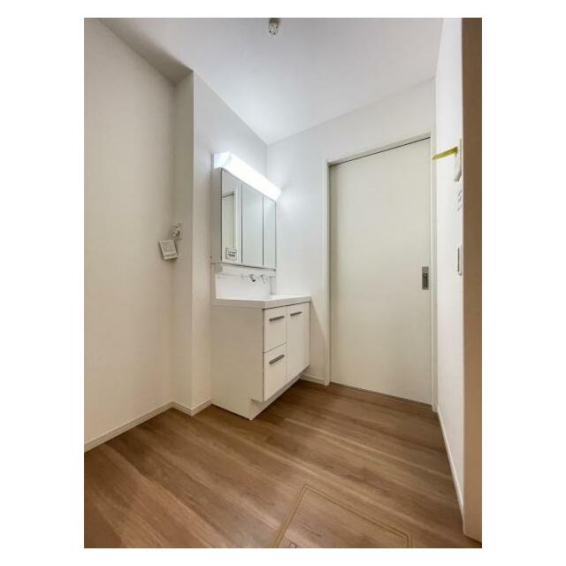 廊下とリビングどちらからも入れる洗面所。短い動線で家事がスムーズに進みそうですね＾＾