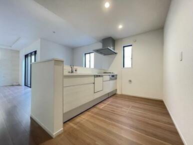 リビングの様子を見ながら家事ができるので小さなお子さまがいるご家庭も安心です＾＾