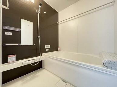 ゆったりと浸かれる1坪風呂を採用！1日の疲れを癒してくれる浴室は窓のある開放的な空間＾＾