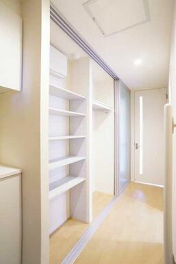 ホール収納は間口が広く、高さのあるタイプです。用途に合わせた間仕切りになっているので、使い勝手が良…