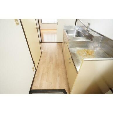 玄関から見る室内