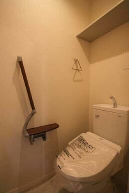 【トイレ】温水洗浄便座となっております。上部には棚を設置しているので、トイレ用品など収納可能です。手