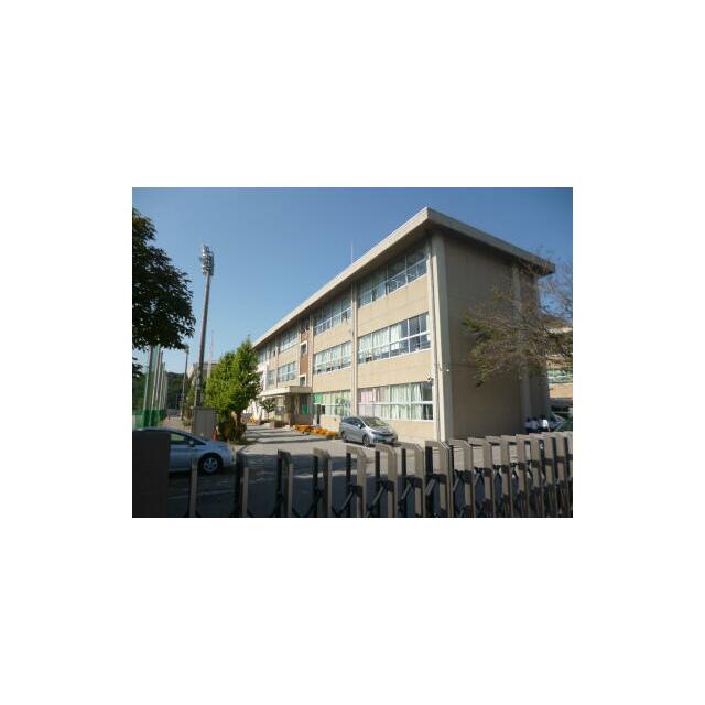 豊郷中学校　3242ｍ/徒歩41分、車9分